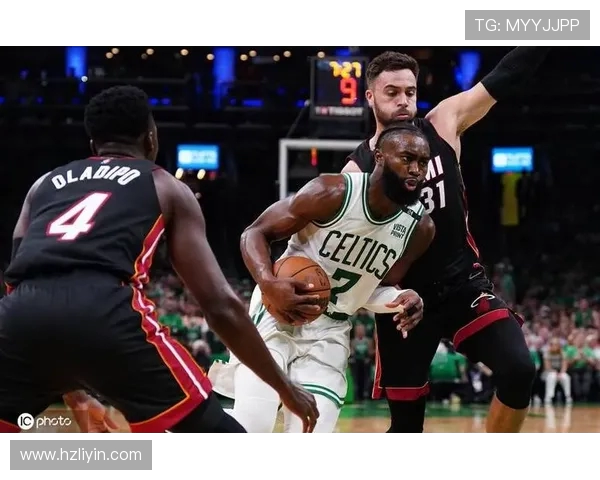 热火与绿军精彩对决全场回放回顾赛场激烈瞬间与精彩表现分析 热火与绿军精彩对决全场回放回顾赛场激烈瞬间与精彩表现分析